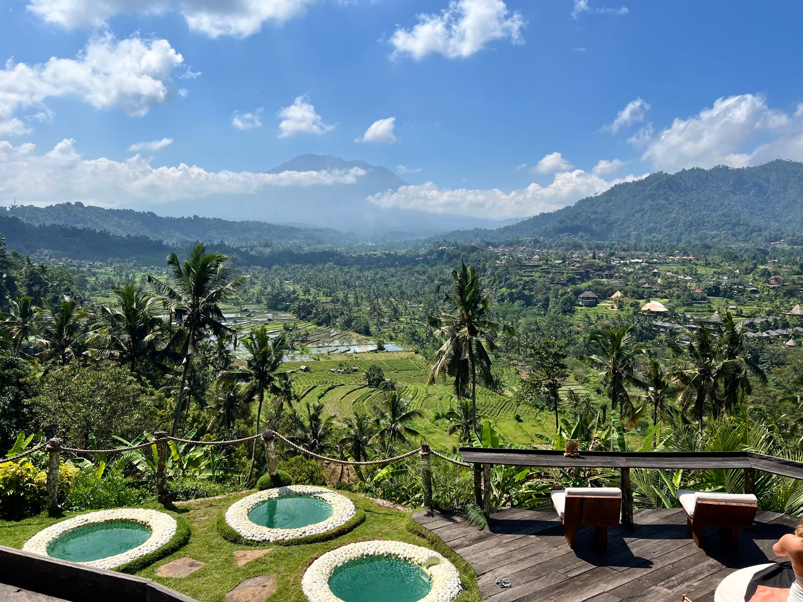Aussicht Koli Koli Bar mit Mount Agung (Spitzerl gaaanz hinten)